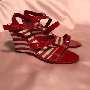 Red and white wedges
